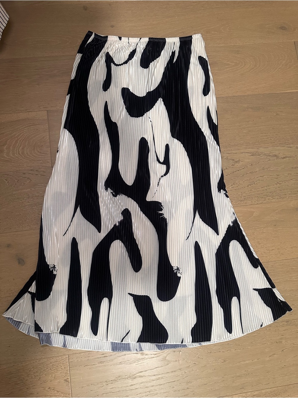 SHEIN Black & White Abstract Pleated A-Line Skirt